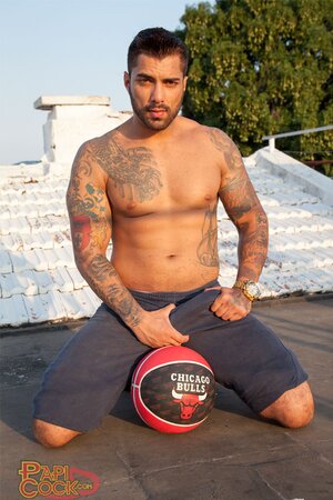 Breno Dias shows off his hot body