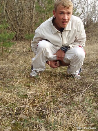 Roma Artur takes a piss