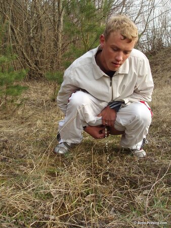 Roma Artur takes a piss