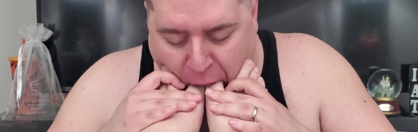 Matt worships Rob's big bare soles