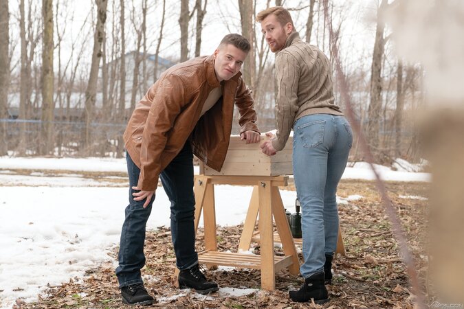 Muscle hunks Olivier Robert and Clark Delgaty fuck in the snow