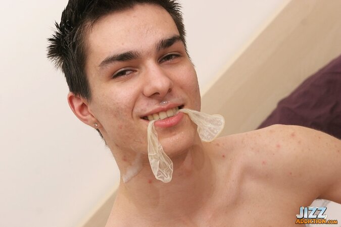 Jake Idol cums into a condom and tastes his warm semen